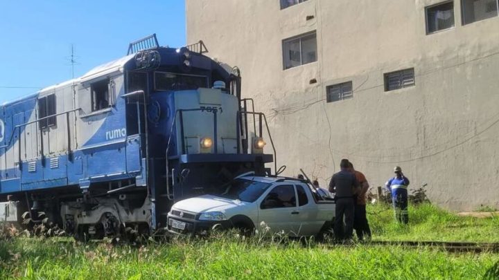 ​Vídeo mostra momento em que trem atinge uma picape