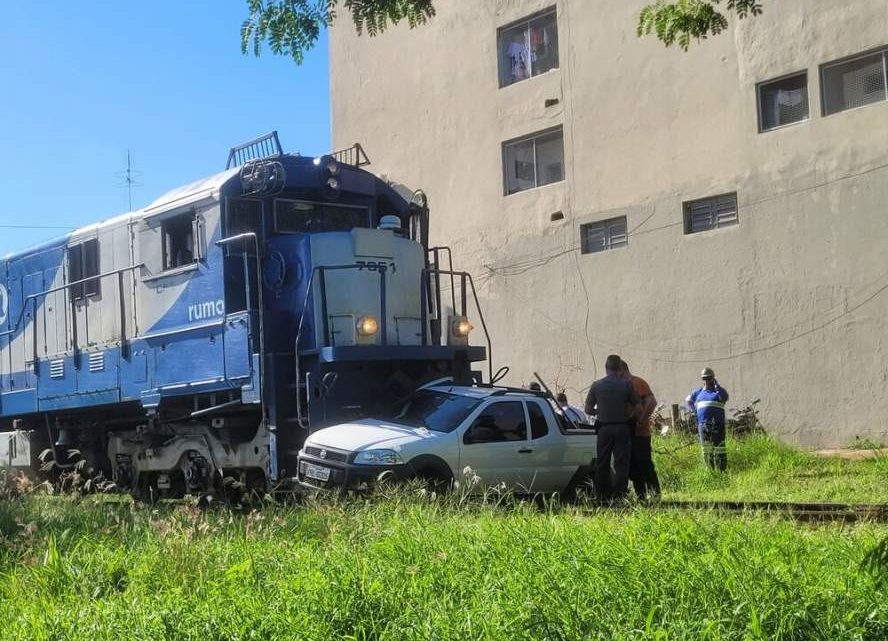 ​Vídeo mostra momento em que trem atinge uma picape