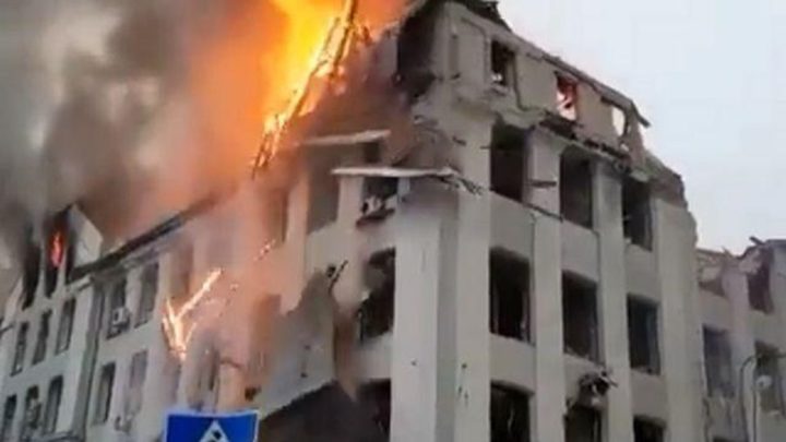 Vídeo: míssil russo atinge prédio da polícia ucraniana em Kharkov