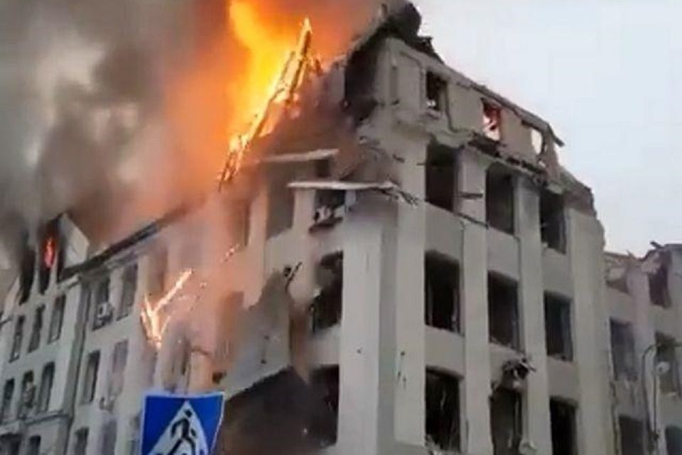 Vídeo: míssil russo atinge prédio da polícia ucraniana em Kharkov