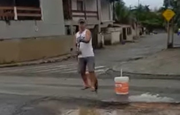Vídeo: morador “pesca” em buraco no asfalto para pedir reparo em SC