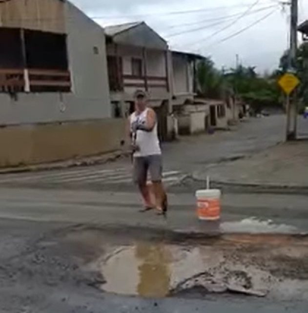 Vídeo: morador “pesca” em buraco no asfalto para pedir reparo em SC