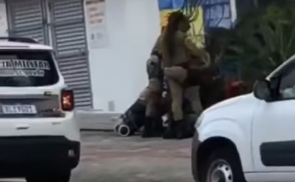 Vídeo: policial é flagrado agredindo homem em situação de rua em SC