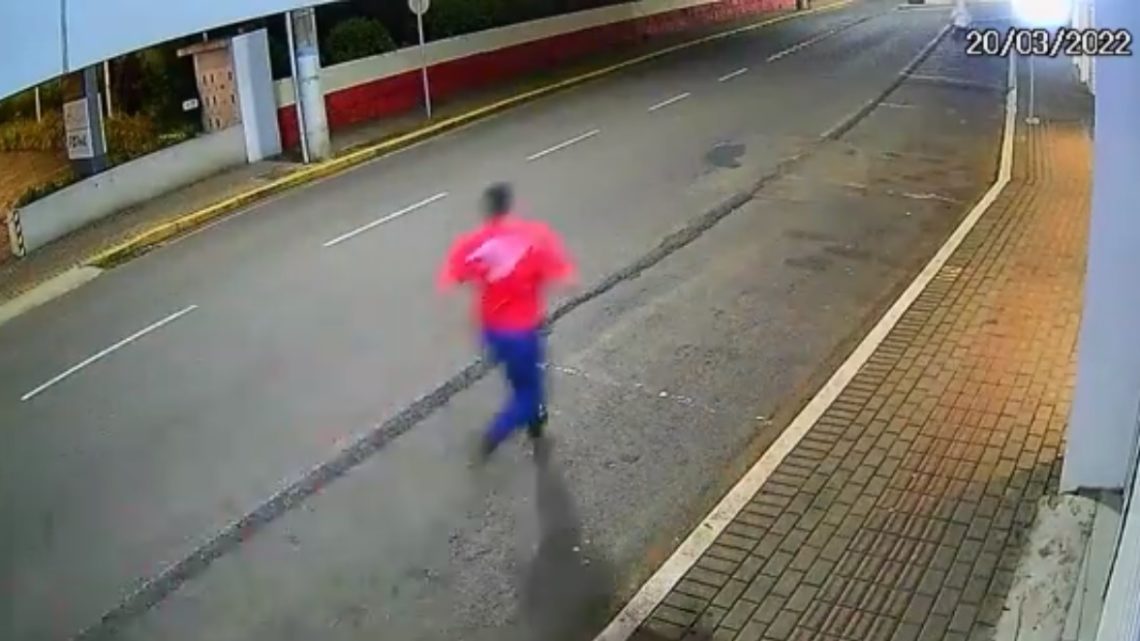 Vídeo: bombeiro corre atrás de homem e impede furto no Meio-Oeste