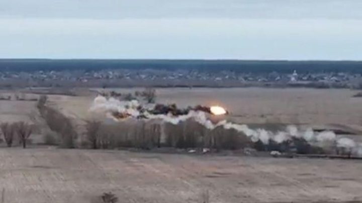 Ucrânia explode helicóptero russo; assista ao momento da explosão