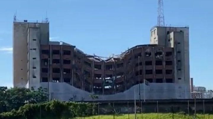 Vídeo: Prédio condenado após incêndio é implodido no RS