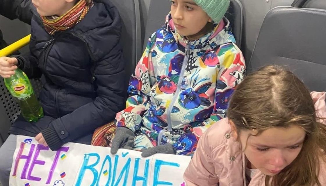 Vídeo: cinco crianças são presas em Moscou por protestarem contra a guerra