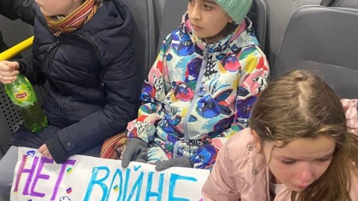 Vídeo: cinco crianças são presas em Moscou por protestarem contra a guerra