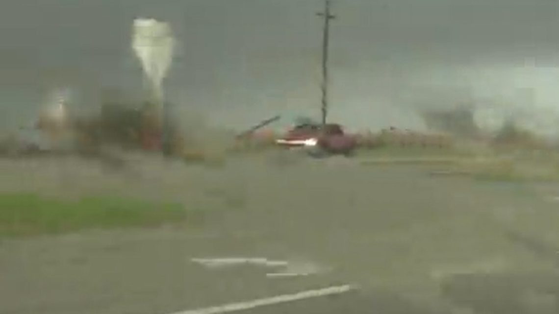 Vídeo impressionante mostra caminhonete sendo atingida por tornado nos EUA