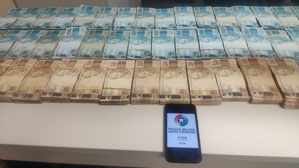 Polícia Militar apreende mais de R$ 400 mil em lavagem de dinheiro em SC