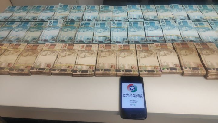 Polícia Militar apreende mais de R$ 400 mil em lavagem de dinheiro em SC