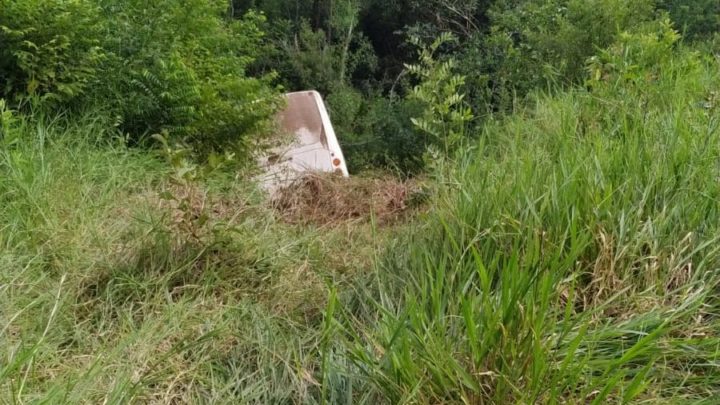 Ônibus sai de pista, cai em matagal e deixa 13 pessoas feridas em Concórdia