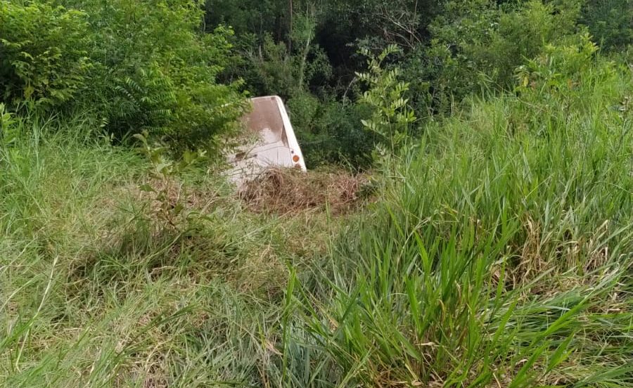 Ônibus sai de pista, cai em matagal e deixa 13 pessoas feridas em Concórdia