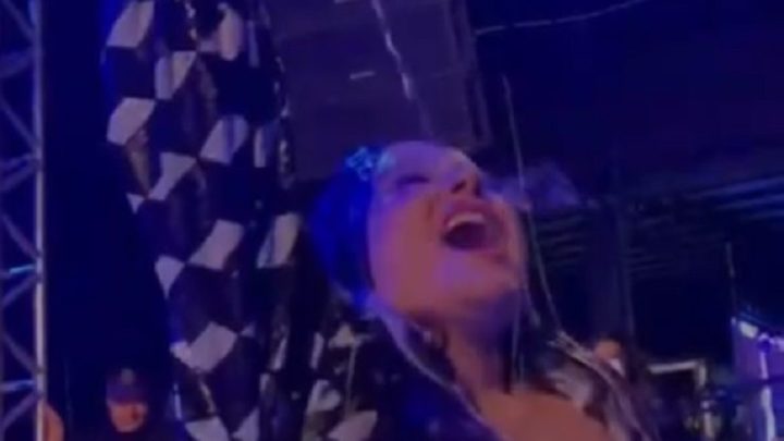 Vídeos: Maraísa, da dupla com Maiara, toma banho de chopp e come cachorro quente em Chapecó