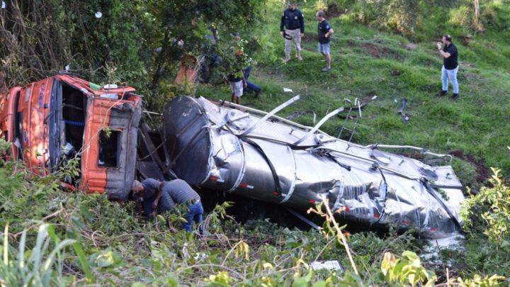 Vídeo: grave acidente deixa motorista de caminhão ferido na BR 282 em São Miguel do Oeste