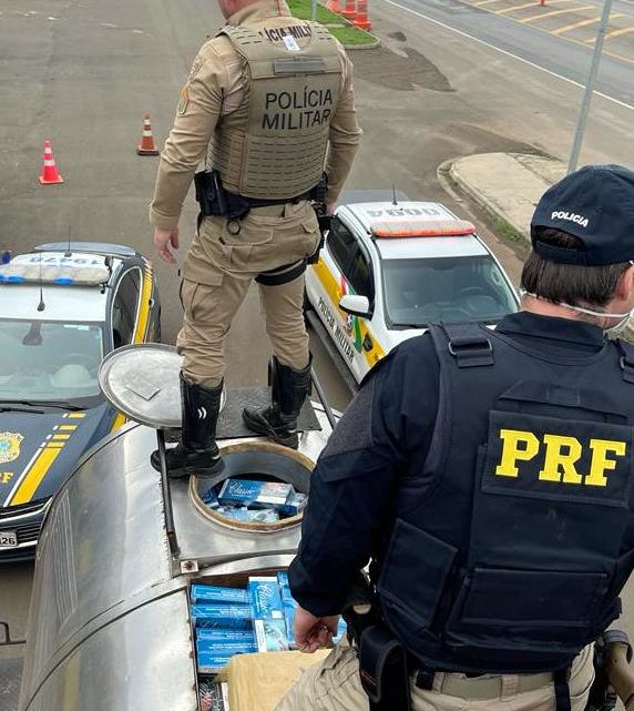 Vídeo: PRF e PMRv encontram cigarros contrabandeados escondidos em caminhão-tanque na BR 282 em Herval d’Oeste