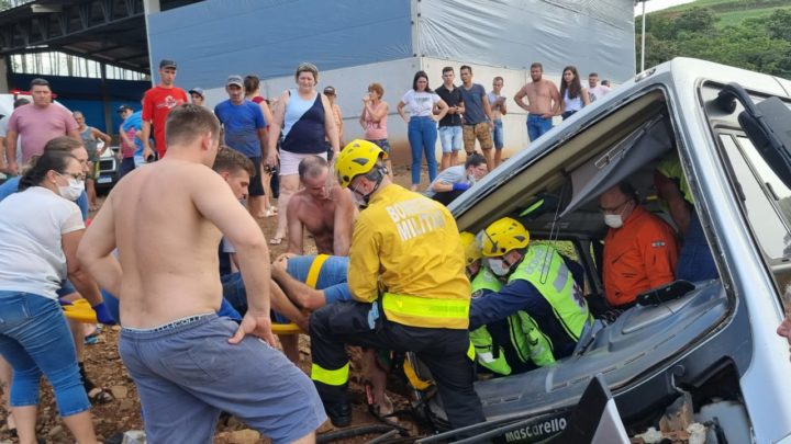 Fotos e vídeos: crianças ficam feridas após acidente com ônibus escolar em SC