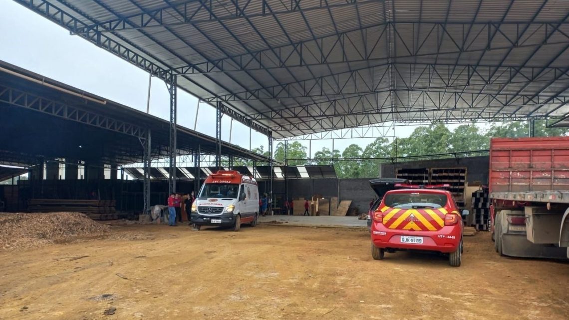 Homem tem pernas esmagadas por tora de madeira em SC