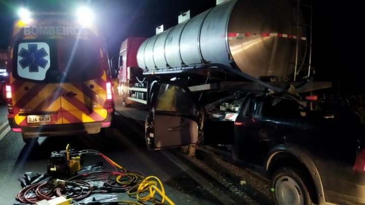 Colisão entre caminhão e carro mata três pessoas no Norte de SC