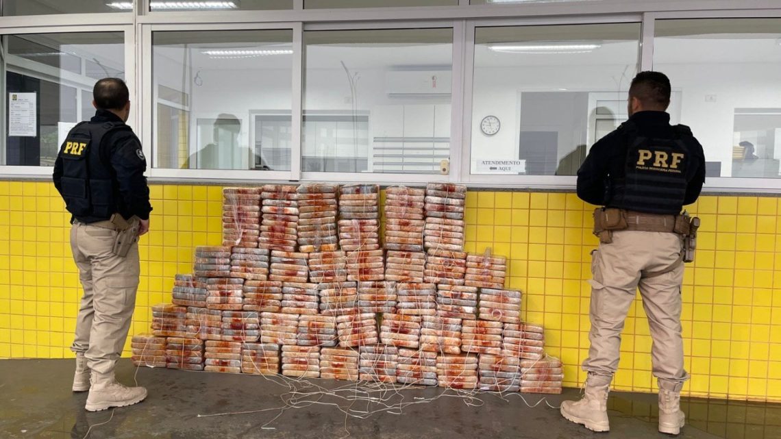 Vídeos: PRF apreende 266 quilos de pasta base de cocaína no meio oeste