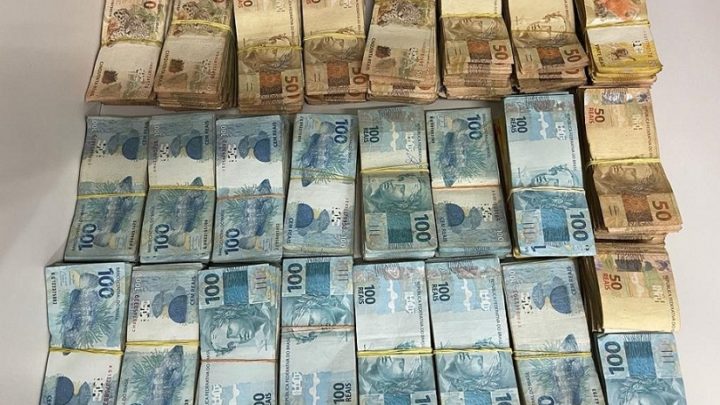 PRF e PMRv flagram mais de R$ 220 mil escondidos em caminhonete