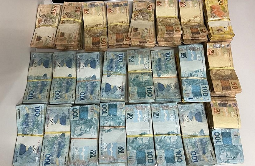 PRF e PMRv flagram mais de R$ 220 mil escondidos em caminhonete