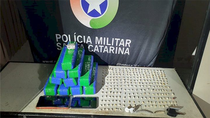 Trio é detido com mais de 4 kg de maconha e 266 pedras crack em SC