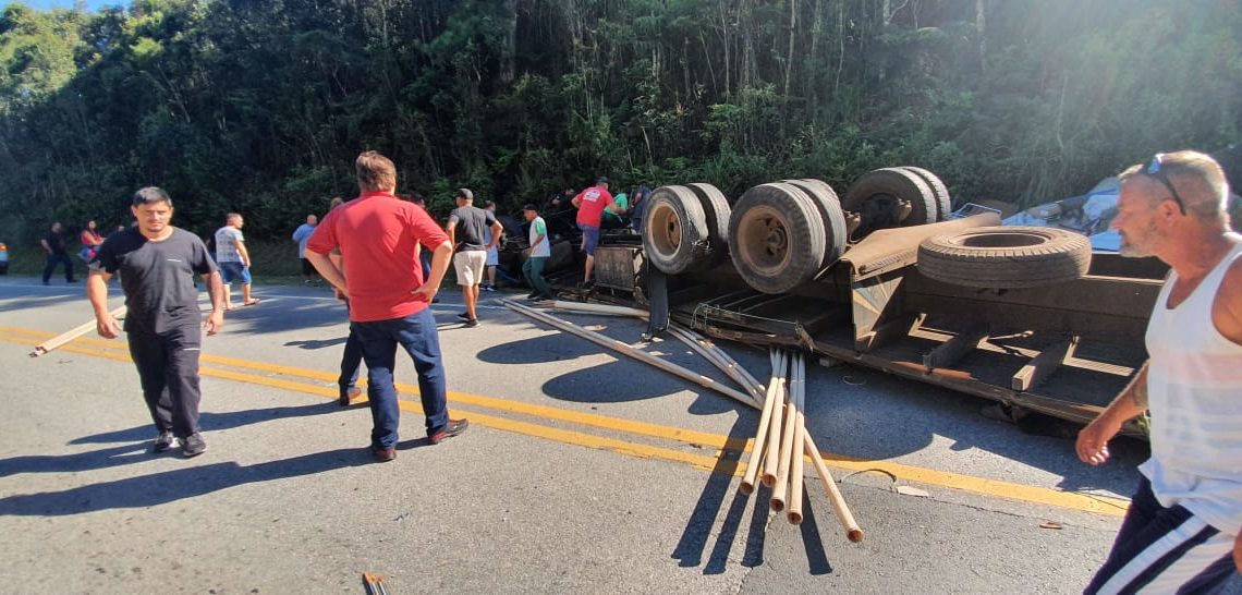 Vídeos e imagens: caminhão tomba na BR-282 em Rancho Queimado