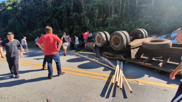 Vídeos e imagens: caminhão tomba na BR-282 em Rancho Queimado