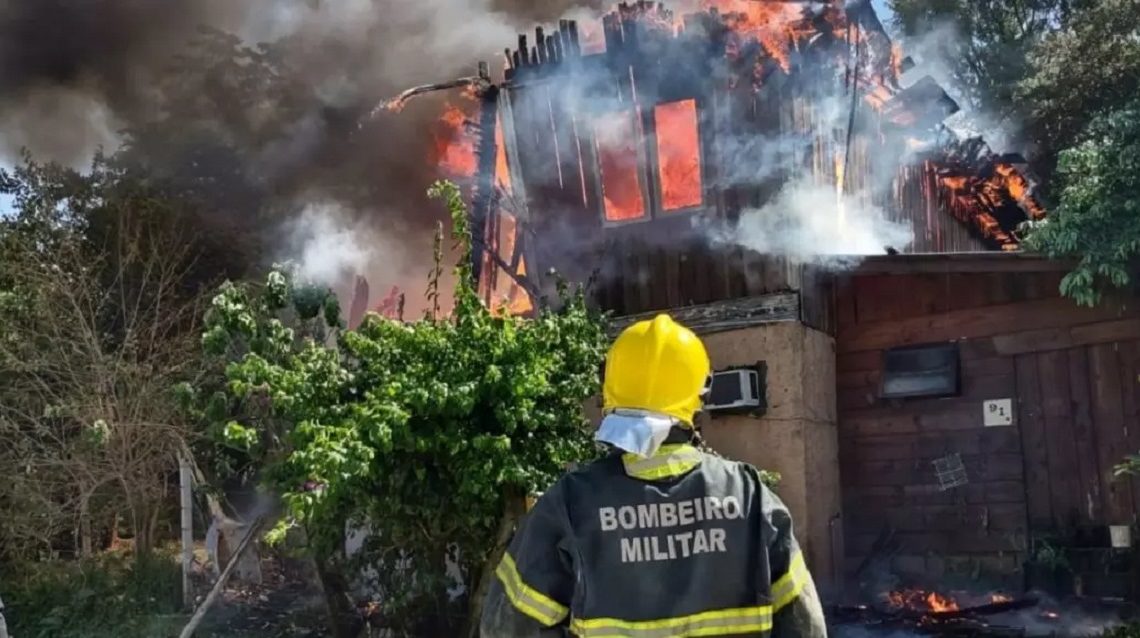 Vídeo – Bombeiros salvam mais de 15 animais de incêndio em residência em SC