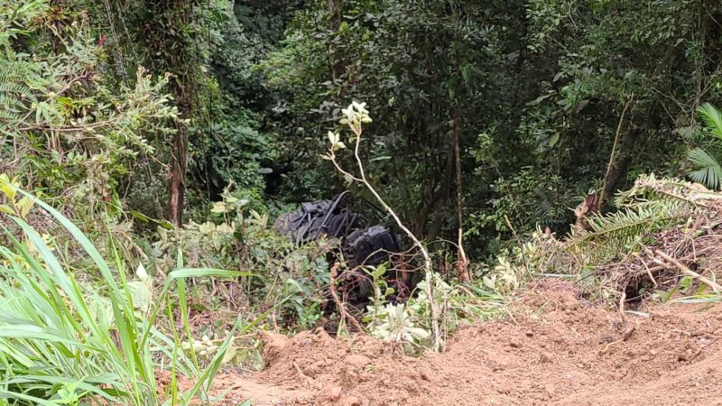 Vídeos: caminhão do exército cai em ribanceira em SC