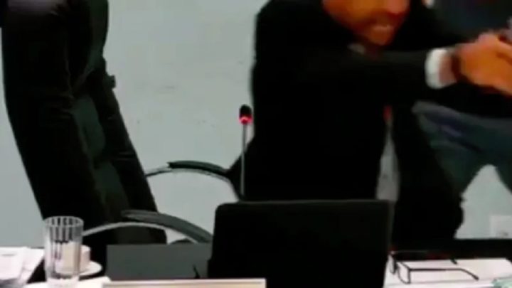 Vídeo: vereador saca arma para colega durante briga em sessão