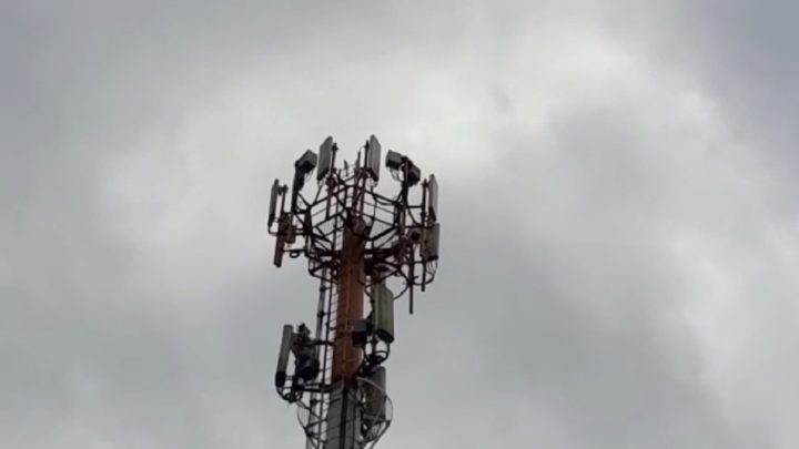 Homem dorme em torre de celular e precisa ser resgatado em SC