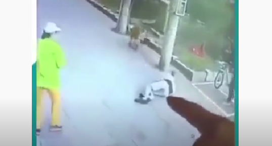 Vídeo: Idoso desmaia após gato cair de prédio e atingir sua cabeça