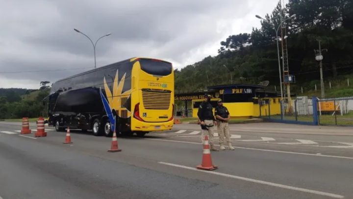 Motorista de ônibus que transportava 29 passageiros é flagrado bêbado pela PRF