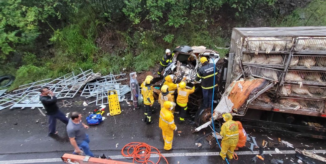 Caminhoneiro fica ferido após colisão entre carretas em SC