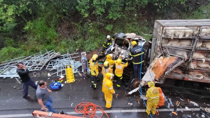 Caminhoneiro fica ferido após colisão entre carretas em SC