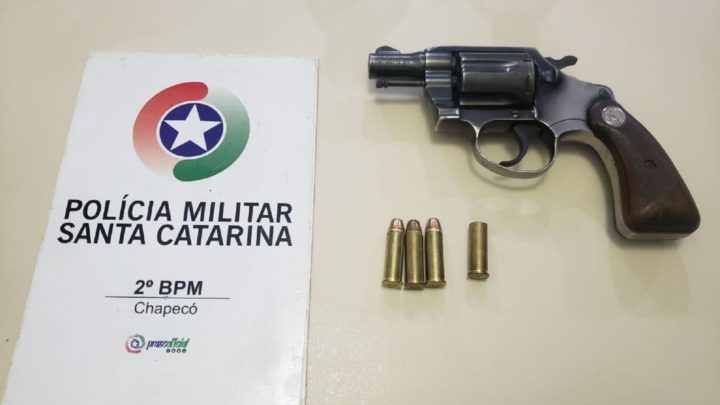 Homem é detido em frente casa noturna por porte ilegal de arma de fogo em Chapecó