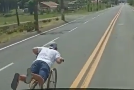 Ciclista “superman” ultrapassa caminhão fazendo manobra perigosa