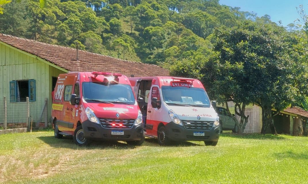 Homem vai tirar o carro da garagem e acaba atropelando a própria mãe