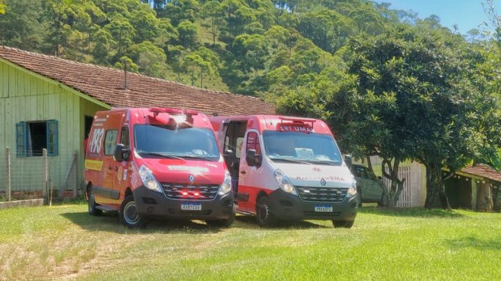 Homem vai tirar o carro da garagem e acaba atropelando a própria mãe