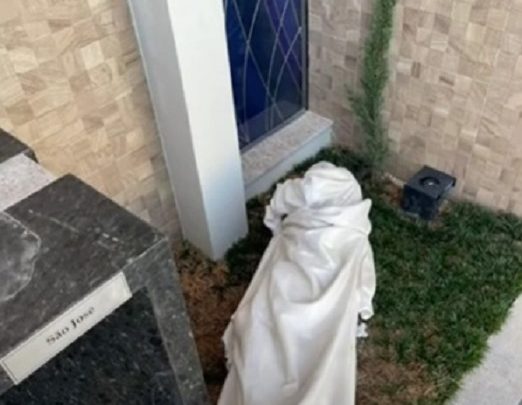 Jovens destroem imagens sacras de igreja em SC