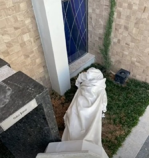 Jovens destroem imagens sacras de igreja em SC