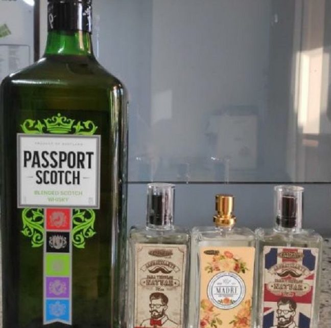 Homem é preso por roubar um litro de whisky e três frascos de aromatizantes