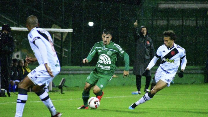 Em jogo marcado por forte chuva, Chapecoense fica no empate diante do Vasco na Arena Condá