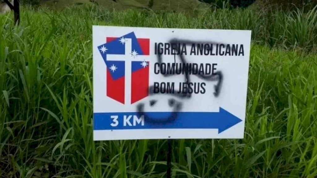 Pichação nazista em placa de igreja assusta moradores em SC