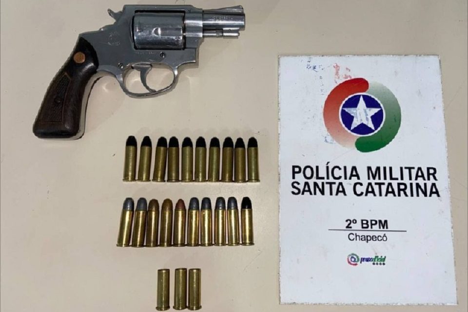 Após denúncia, homem é detido por posse ilegal de arma de fogo em Chapecó