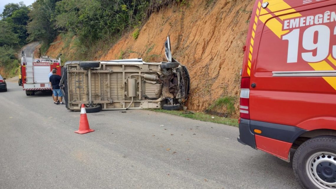 Mulher fica com pé preso embaixo de carro após capotar contra barranco em SC