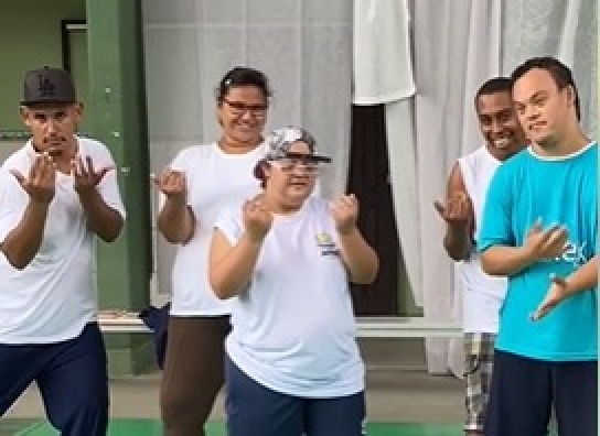 Vídeo de professor e alunos da Apae em SC dançando “trend” viraliza na internet