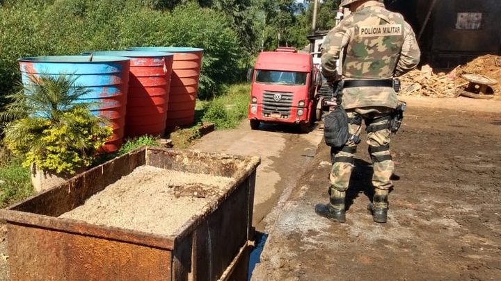 Polícia Militar Ambiental flagra crimes ambientais em empresa de fertilizantes no interior de Chapecó